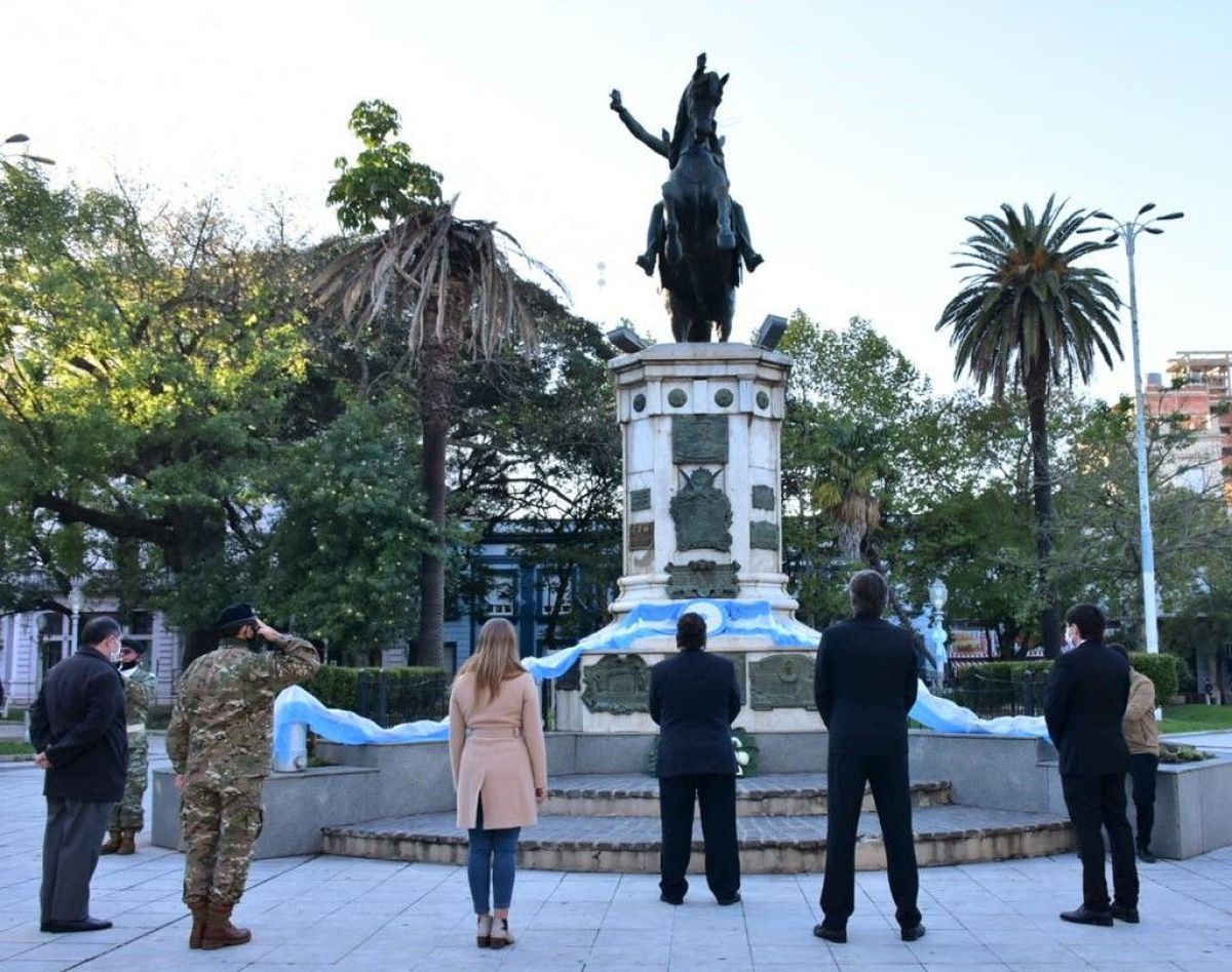 En la plaza 25 de Mayo flameó la bandera nacional en el Día de la ...