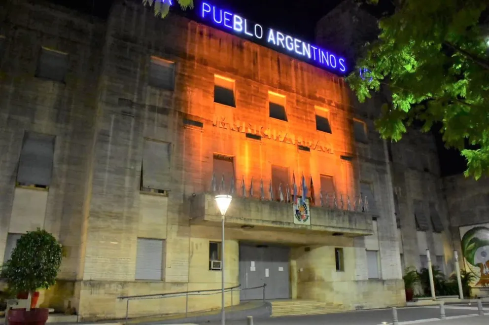 palacio municipal iluminado de naranja (3)