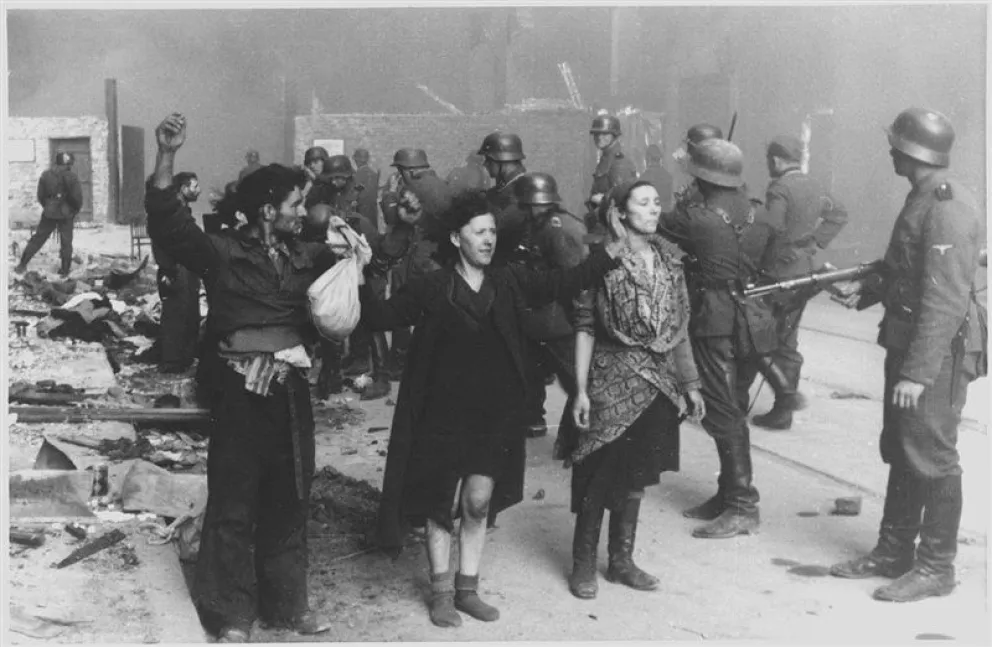 capturados-pero-con-la-cabeza-alta-tres-miembros-de-la-resistencia-judio-del-gueto-son-retenidos-por-un-soldado-tras-haber-sido-descubiertos_3e7ba0de_800x522