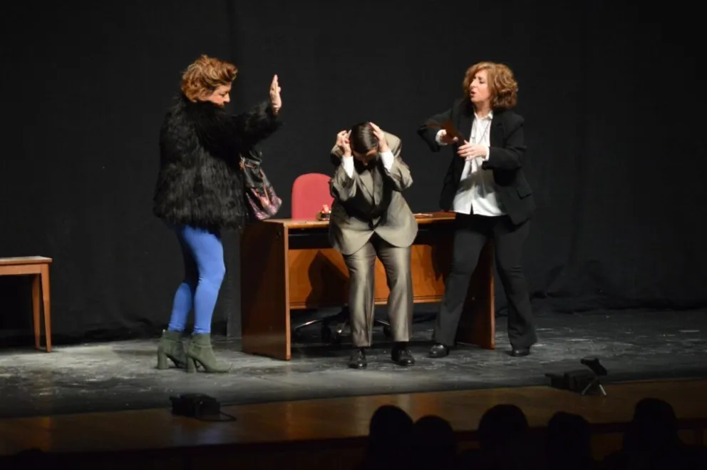 crisis-y-castigo-teatro-utn-1-1024x681