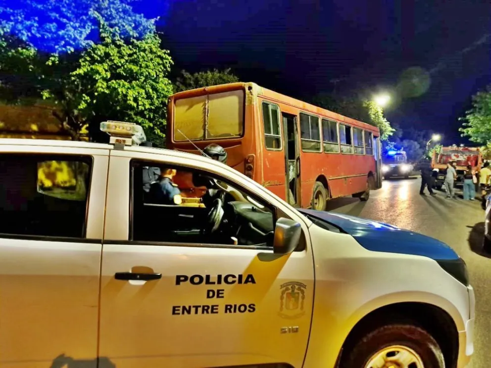hinchada colegiales policia