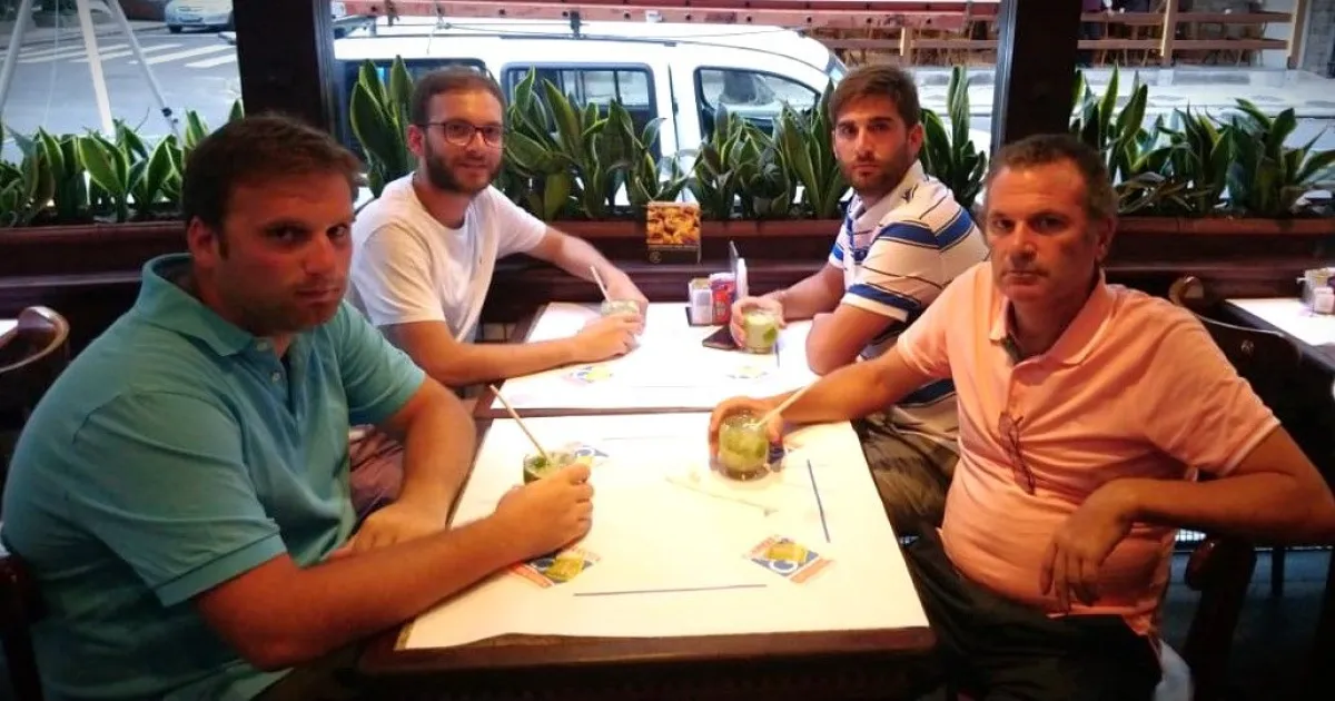 De chomba verde, Mateo Sastre. Atrás, de remera blanca y anteojos el Concejal, su hermano. De salmón, Gustavo, el padre de ambos y ex funcionario de gestiones peronistas