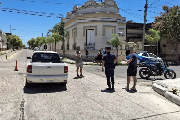 Choque entre una camioneta y una moto dejó personas lesionadas
