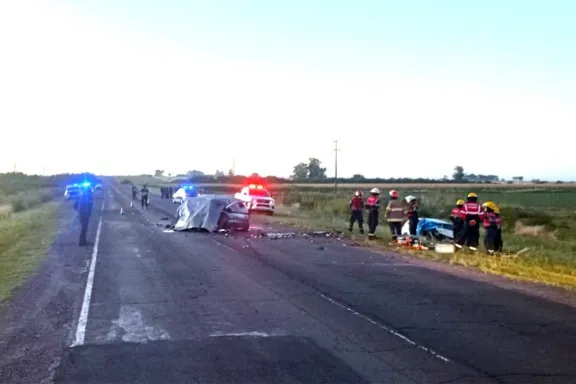Tres personas fallecieron y varias resultaron heridas tras un choque frontal en la Ruta Provincial 20