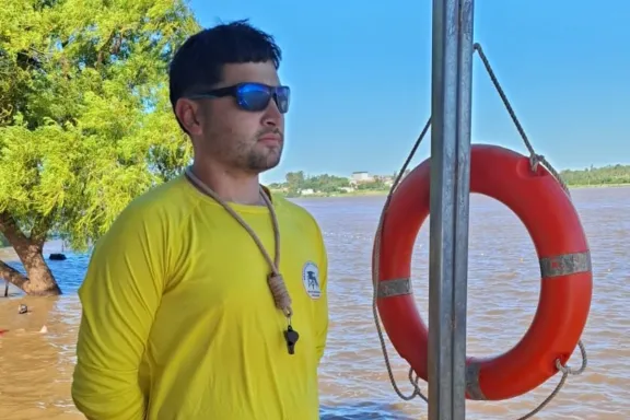 Guardavidas rescató a un adolescente de 15 años en la playa Los Sauces