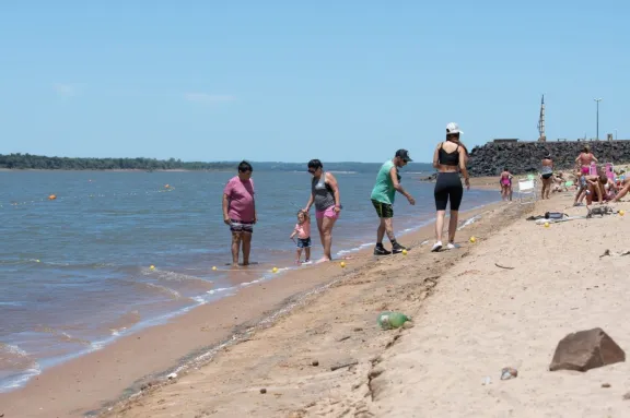 Suspenden el uso recreativo del río Uruguay en Playa Los Sauces por contaminación bacteriana