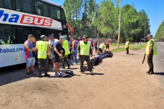 Gendarmería incautó en Entre Ríos un arma 9 mm y drogas en un micro de hinchas de San Lorenzo