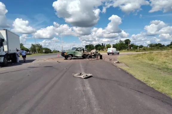 Accidente en la Ruta Provincial 32: colisión entre un camión y una camioneta dejó un herido hospitalizado