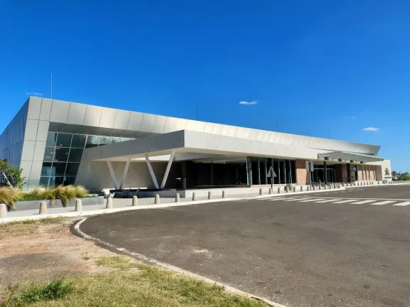 Convocan a licitación para el servicio de limpieza y mantenimiento de espacios verdes del Aeropuerto Pierrestegui