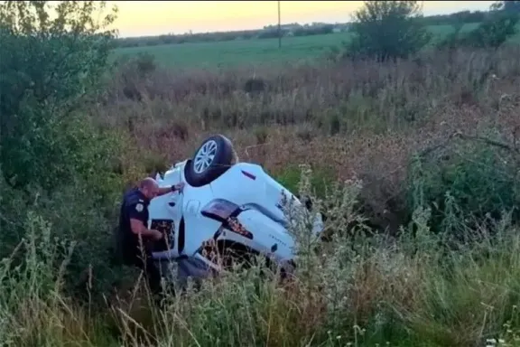 Violento vuelco en la Ruta 20: un joven quedó atrapado dentro de su auto