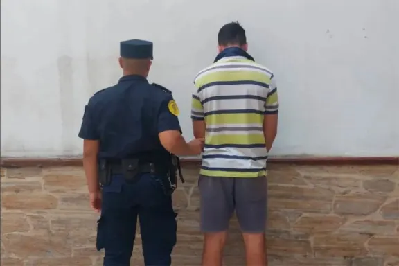 Un hombre fue detenido tras ingresar ebrio a una vivienda y agredir a su pareja