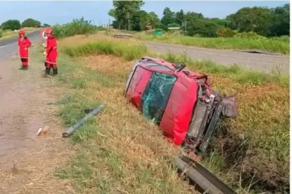 Despiste en la Ruta 18: una camioneta cayó en una zanja en un tramo en reparación