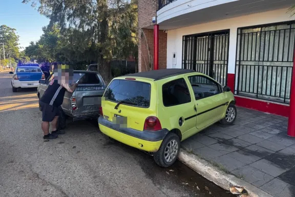 La Bianca: Chocó contra una camioneta estacionada y terminó impactando la puerta de una vivienda