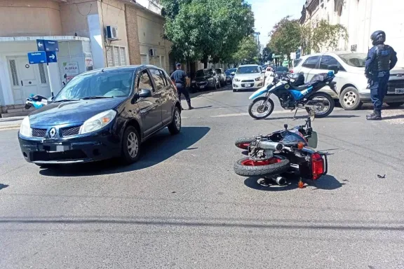 Choque entre un auto y una moto en pleno centro de Concordia: un motociclista fue hospitalizado