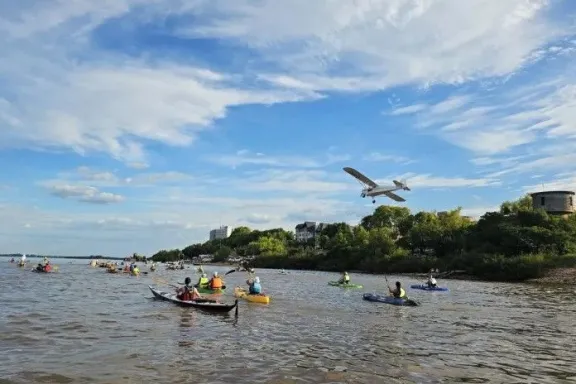 Masiva caravana náutica en Colón contra la instalación de una refinería en Paysandú