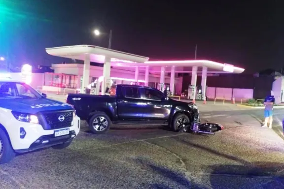 Dobló de manera indebida en plena avenida y chocó a una moto: dos personas terminaron hospitalizadas