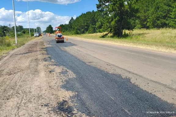 Realizan trabajos de bacheo en la Ruta A015, camino al Lago de Salto Grande