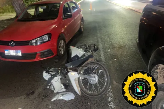 Choque entre una camioneta, una moto y un auto dejó un joven motociclista lesionado