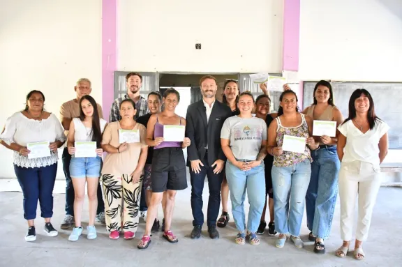 La Municipalidad entregó certificados del curso Manos a la Obra, Mujeres