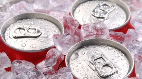 Bromatología recomienda lavar y desinfectar las latas de bebidas antes de consumirlas