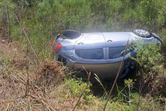 Vuelco en la Autovía Artigas: un auto despistó y terminó sobre la calzada de la ruta 14