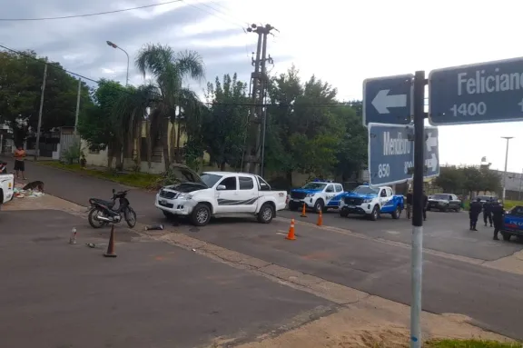 Choque entre camioneta y moto dejó un joven herido: intervino Tránsito por presunta alcoholemia de otro conductor