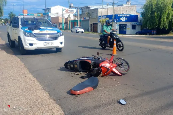 Choque entre dos motos: una mujer de 62 años resultó herida y fue trasladada al hospital