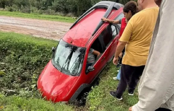 Una mujer cayó con su auto en una zanja frente a una escuela