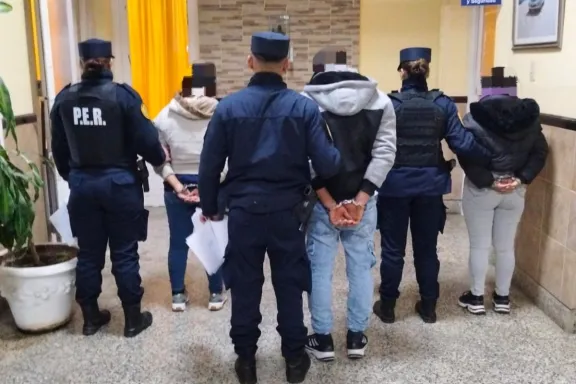 Ocho detenidos y más de 80 envoltorios de cocaína secuestrados tras allanamientos en Concordia