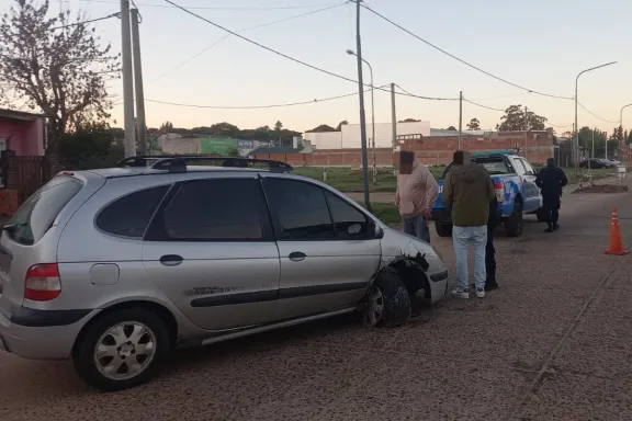 Perdió el control del auto al esquivar un montículo de tierra y chocó contra un poste