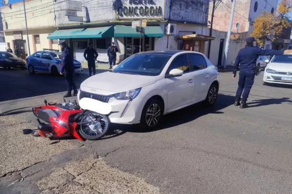 Choque entre un auto y una moto en Concordia: una mujer fue hospitalizada tras el impacto