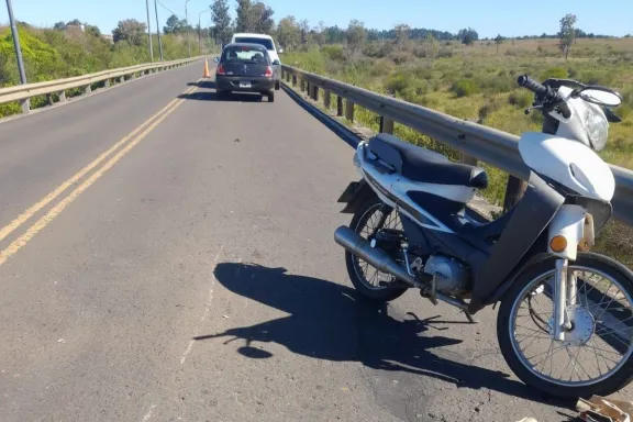 Motociclista resultó herido tras chocar contra un auto cerca del Puente Alvear