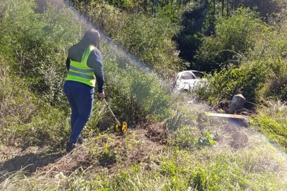 Un conductor se quedó dormido y despistó con su auto en Ruta 4 cerca de Los Charrúas
