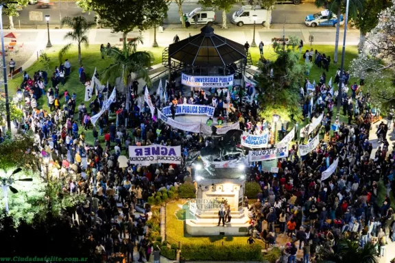 Multitudinaria marcha universitaria en Concordia contra el ajuste y el desfinanciamiento educativo