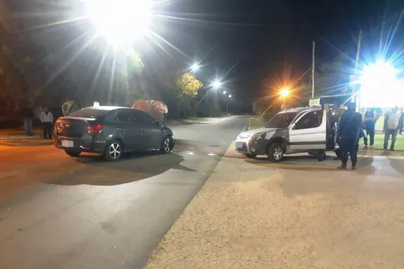 Choque entre un auto y una camioneta en avenida Tavella dejó una mujer lesionada