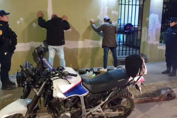 Detuvieron a un hombre con cocaína y retuvieron la moto por infracción a la Ley de Tránsito