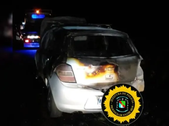 Un desperfecto mecánico provocó el incendio total de un auto en plena ruta 14