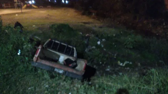 Perdió el control de una camioneta, chocó contra el puente y cayó al arroyo