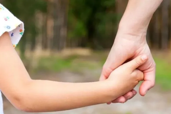 Buscan una familia adoptiva para una niña de 6 años: el RUAER abrió una convocatoria nacional