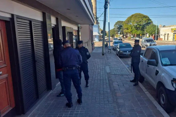 Perdió su iPhone 15 y le exigieron 150 dólares para devolverlo: detuvieron al acusado por extorsión