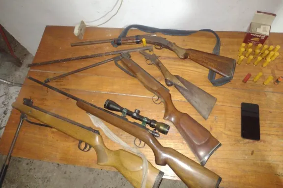 Allanamiento por amenazas: secuestraron varias armas y detuvieron a un hombre