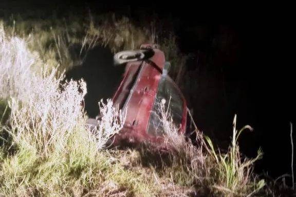 Un auto volcó cerca de la Autovía 18 en San Salvador y el conductor sufrió lesiones leves