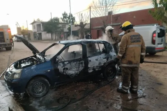 Un automóvil se incendió en plena vía pública y debieron intervenir los Bomberos Voluntarios de Concordia