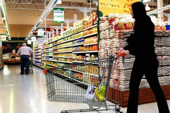 El consumo sigue en caída: bajaron las ventas mayoristas y supermercados según el INDEC