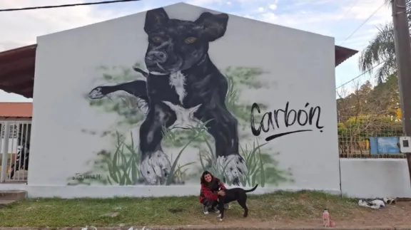 Pintaron un mural de Carbón, el perro que se convirtió en símbolo de un barrio de Concordia