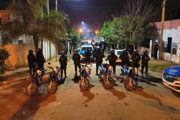 Megaoperativo policial en varios barrios: secuestran cocaína, un arma y detienen a tres personas
