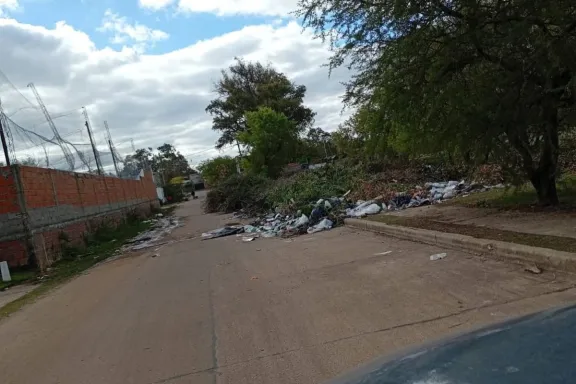 Vecinos denuncian un basural a cielo abierto frente a una plaza y piden respuestas urgentes al municipio