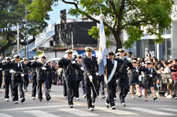 Patriotismo y tradición: Miles de vecinos acompañaron el desfile por el 25 de Mayo