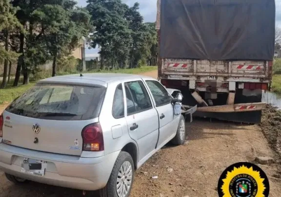 Una mujer y sus tres hijos resultaron heridos tras chocar contra un acoplado estacionado