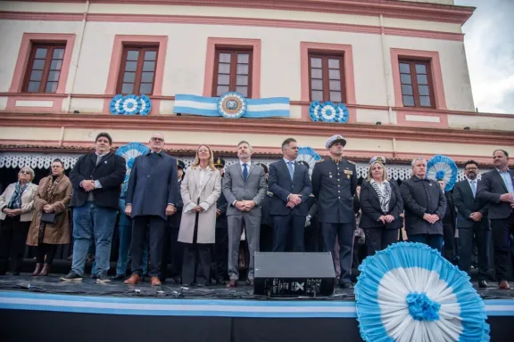 Frigerio llamó a debatir sin odiarnos durante el acto central por el 25 de Mayo en Gualeguaychú